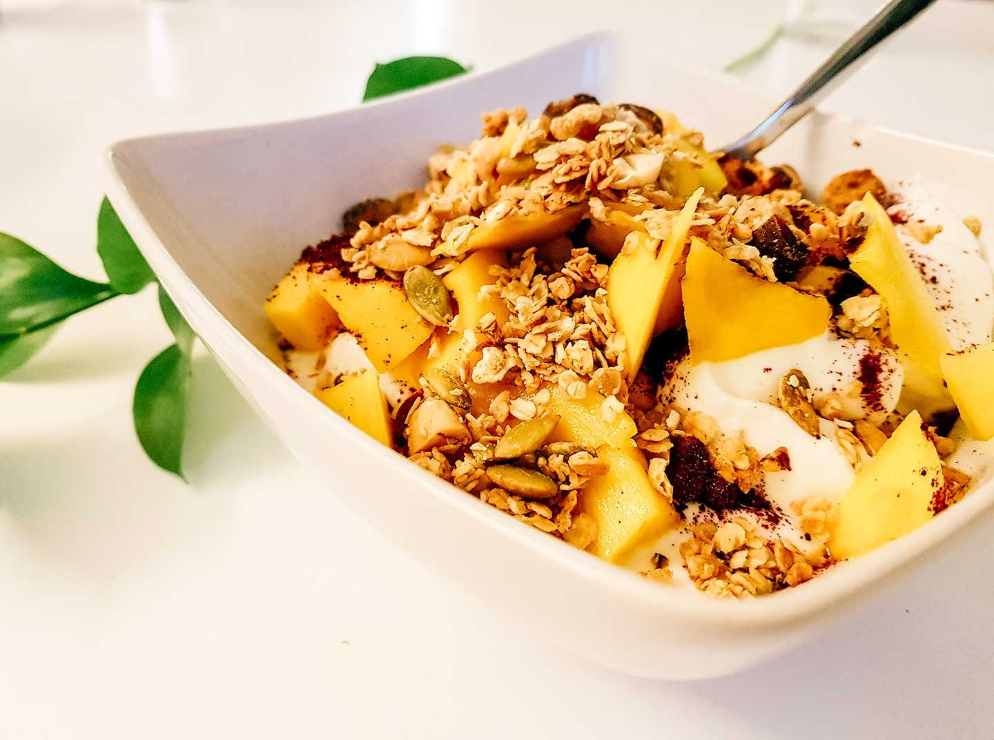 granolaa ja hedelmia Herkullinen granola, jogurttia ja marjoja